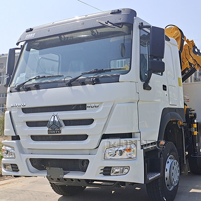 नया सिनोट्रुक होवो बाड़ कार्गो ट्रक 10 टन फोल्डिंग क्रेन 12 पहिया 400hp बिक्री के लिए