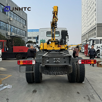 SINOTRUK HOWO डीजल कार्गो ट्रक 4x4 6 व्हील चेसिस क्रेन के साथ कम कीमत