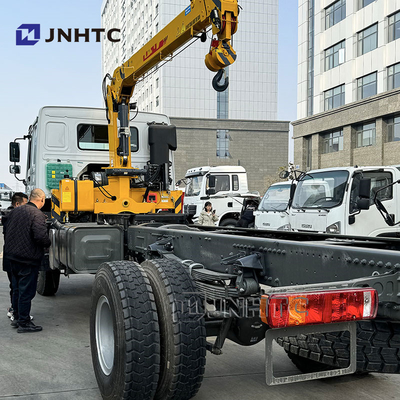 SINOTRUK HOWO डीजल कार्गो ट्रक 4x4 6 व्हील चेसिस क्रेन के साथ कम कीमत