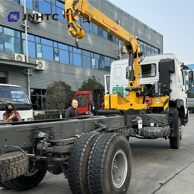 SINOTRUK HOWO डीजल कार्गो ट्रक 4x4 6 व्हील चेसिस क्रेन के साथ कम कीमत