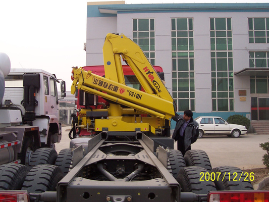 Sinotruk ट्रैक्टर ट्रक घुड़सवार क्रेन उपकरण 336hp 6 × 4 XCMG12 टन क्रेन घुड़सवार