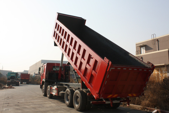 50T 12 पहियों लाल Sinotruk Howo 8x4 भारी शुल्क डंप ट्रक 30M3 क्षमता LHD के साथ