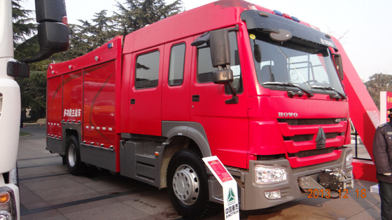 पानी टैंक फोम टैन और सीढ़ी के साथ 6m3 Sinotruk Howo बचाव आग ट्रक