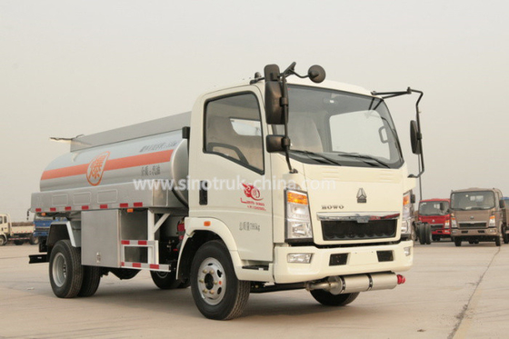 Sinotruk लाइट ड्यूटी वाणिज्यिक ट्रक / 4 × 2 ईंधन वितरण ट्रक 6 पहियों