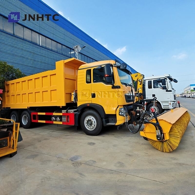 Howo TX रोड सॉल्ट स्प्रेडर स्नो स्लिटिंग मशीन 6X4 350HP उपयुक्त स्नो स्वीपर ट्रक