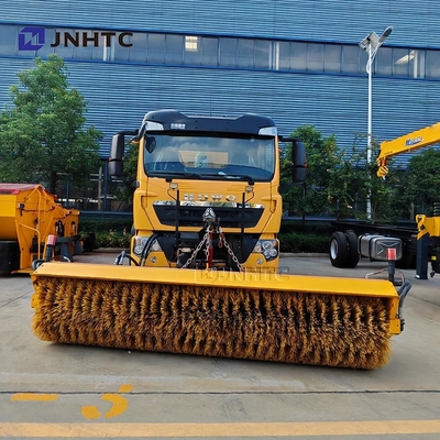 Howo TX रोड सॉल्ट स्प्रेडर स्नो स्लिटिंग मशीन 6X4 350HP उपयुक्त स्नो स्वीपर ट्रक