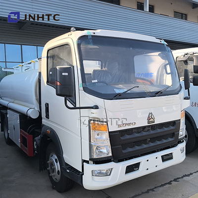 सिनोट्रुक होवो मिनी लाइट ऑयल टैंक 4x2 3000L ईंधन टैंकर ट्रक