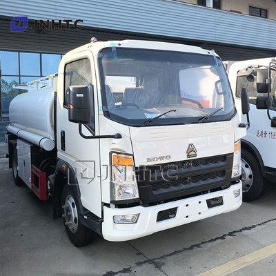 सिनोट्रुक होवो मिनी लाइट ऑयल टैंक 4x2 3000L ईंधन टैंकर ट्रक