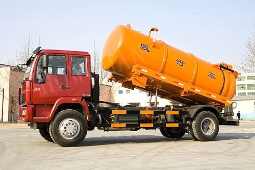 पीला रंग डीजल SINOTRUCK 6M3 सीवर सक्शन ट्रक HF7 फ्रंट एक्सल्स