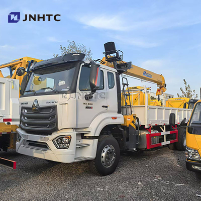 नकल बूम 8 टन हाइड्रोलिक HOWO NX कार्गो फ्लैटबेड ट्रक घुड़सवार क्रेन बिक्री के लिए
