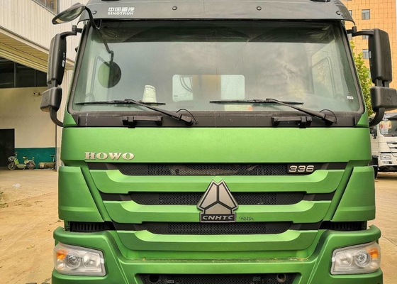 12T 6x4 चेसिस ट्रक Sinotruk Howo7 ग्रीन कलर की बूम क्रेन माउंटेड है