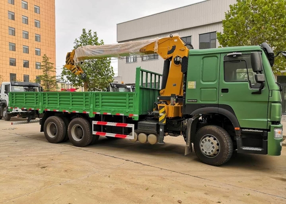 12T 6x4 चेसिस ट्रक Sinotruk Howo7 ग्रीन कलर की बूम क्रेन माउंटेड है