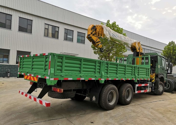 12T 6x4 चेसिस ट्रक Sinotruk Howo7 ग्रीन कलर की बूम क्रेन माउंटेड है
