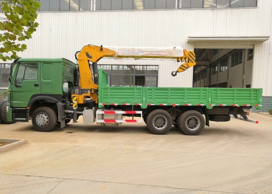 12T 6x4 चेसिस ट्रक Sinotruk Howo7 ग्रीन कलर की बूम क्रेन माउंटेड है