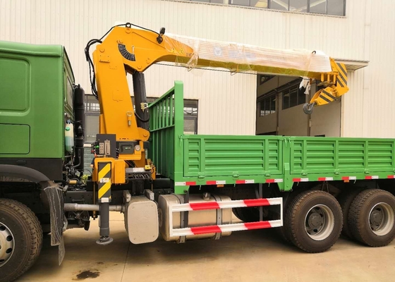 12T 6x4 चेसिस ट्रक Sinotruk Howo7 ग्रीन कलर की बूम क्रेन माउंटेड है