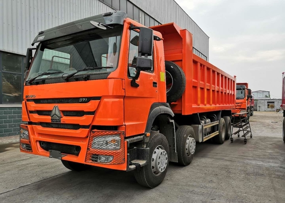 SINOTRUK 371 एचपी 8 × 4 डंप ट्रक भारी शुल्क डंप ट्रक 50 टन 28CBM लोड हो रहा है
