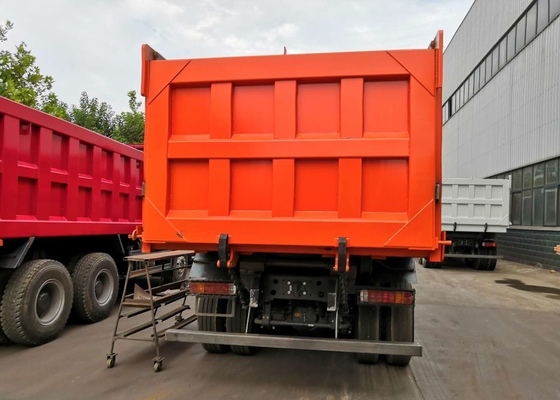 SINOTRUK 371 एचपी 8 × 4 डंप ट्रक भारी शुल्क डंप ट्रक 50 टन 28CBM लोड हो रहा है