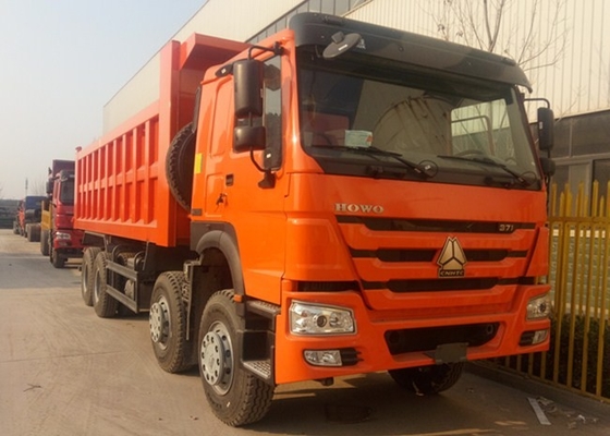 चार - एक्सल सिनोट्रुक 371 एचपी हैवी डंप ट्रक 8 × 4 50 टन लोड हो रहा है 28CBM