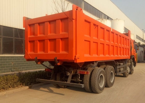 चार - एक्सल सिनोट्रुक 371 एचपी हैवी डंप ट्रक 8 × 4 50 टन लोड हो रहा है 28CBM