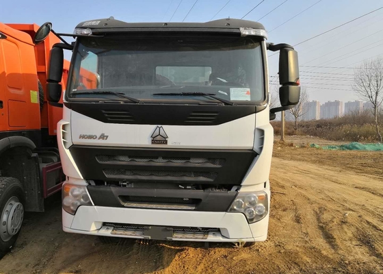 व्हाइट होवो 6x4 टिपर ट्रक 3 एक्सल डंप ट्रक हैवी ड्यूटी 30 टन लोड हो रहा है