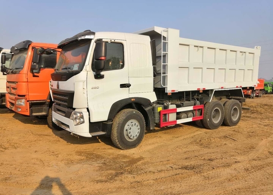 व्हाइट होवो 6x4 टिपर ट्रक 3 एक्सल डंप ट्रक हैवी ड्यूटी 30 टन लोड हो रहा है