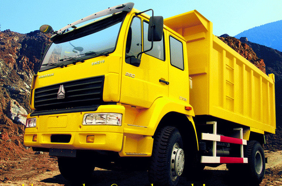 पीला रंग SINOTRUK SWZ डंप ट्रक 6x4 7-15m3 वॉल्यूम और 20 टन लोड हो रहा है क्षमता