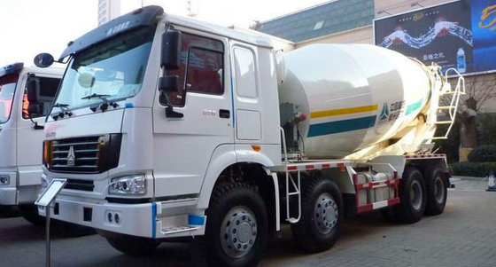 16cbm 8x4 Sinotruk HOWO कंक्रीट मिक्सर ट्रक लाल सफेद रंग 20-60 टन CCC पारित