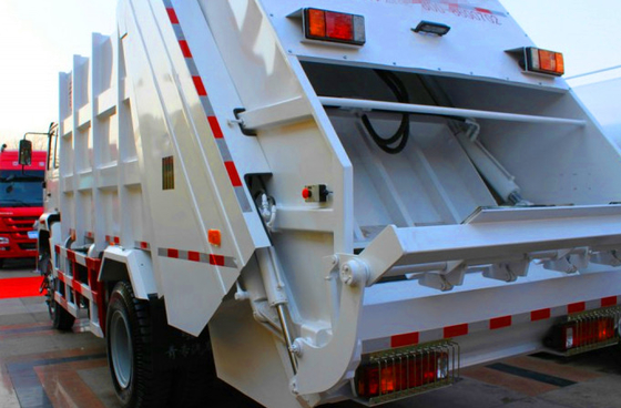 सफेद रंग 12m3 कचरा कम्पेक्टर ट्रक SINOTRUK HOWO 4x2 6000L वॉल्यूम