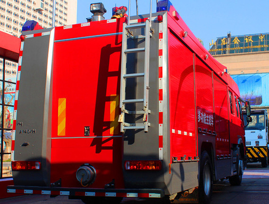 बचाव फायर ट्रक 4x2 251hp - 350hp SINOTRUK HOWO अग्निशमन ट्रक 6m3 मीटर पानी की टंकी