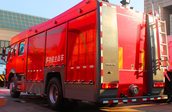 बचाव फायर ट्रक 4x2 251hp - 350hp SINOTRUK HOWO अग्निशमन ट्रक 6m3 मीटर पानी की टंकी