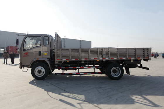 HOWO 4x2 लाइट ड्यूटी कमर्शियल ट्रक्स फ्यूल सेविंग ब्राउन कलर 160hp 8.2t रियर एक्सल