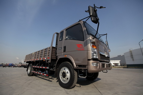 HOWO 4x2 लाइट ड्यूटी कमर्शियल ट्रक्स फ्यूल सेविंग ब्राउन कलर 160hp 8.2t रियर एक्सल