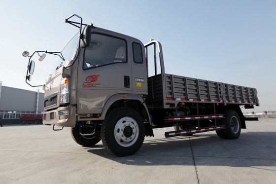 HOWO 4x2 लाइट ड्यूटी कमर्शियल ट्रक्स फ्यूल सेविंग ब्राउन कलर 160hp 8.2t रियर एक्सल