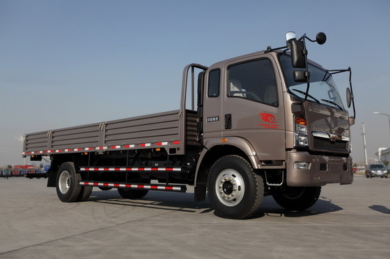 HOWO 4x2 लाइट ड्यूटी कमर्शियल ट्रक्स फ्यूल सेविंग ब्राउन कलर 160hp 8.2t रियर एक्सल