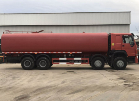30000L Sinotruk Howo7 पानी की टंकी ट्रक स्प्रे सिस्टम के साथ