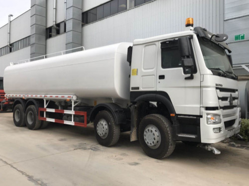 30000L Sinotruk Howo7 पानी की टंकी ट्रक स्प्रे सिस्टम के साथ