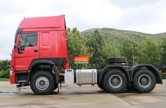 Red Sinotruk Howo 6x4 सेमी प्राइम मूवर ट्रक 10 व्हीलर ट्रैक्टर ट्रक