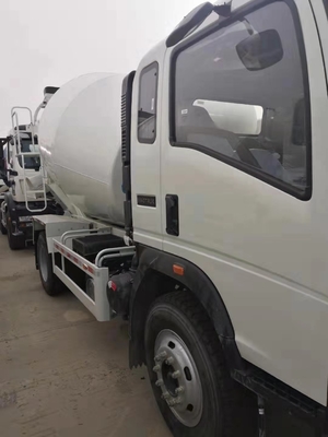 HOWO 3cbm 5M3 लाइट ड्यूटी कमर्शियल ट्रक 4x2 सेल्फ लोडिंग कंक्रीट मिक्सर ट्रक