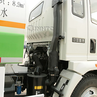SINOTRUK HOWO लाइट वाटर टैंक ट्रक 4x2 14m फ्रंट स्प्रिंकलर के साथ
