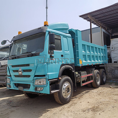 नई स्टॉक सिनोट्रक HOWO डंप ट्रक बाएं मोड़ डिजाइन के साथ 20 टन क्षमता 6X4 10 पहियों के डंप ट्रक के साथ उपलब्ध